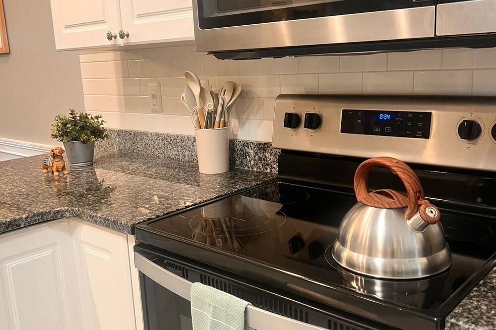 Charming 2-bedroom apartment in lovely Charlotte with WiFi, and work space. - Charlotte - Kitchen