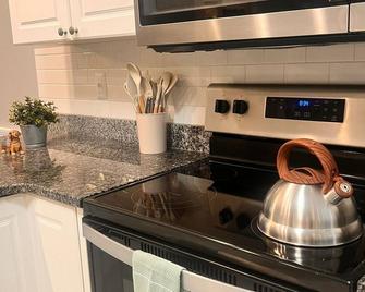 Charming 2-bedroom apartment in lovely Charlotte with WiFi, and work space. - Charlotte - Cocina