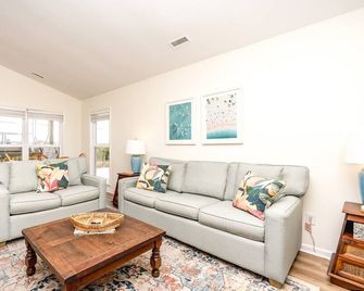 Saltwater Gospel - 2nd Row Home with 4 Bedrooms - Sneads Ferry - Sala de estar
