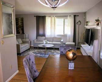 Charming 3-bedroom house in amazing Minneapolis with AC, WiFi - Mineápolis - Sala de estar