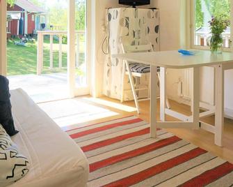 4 Person Holiday Home In Axvall - Skara - Obývací pokoj