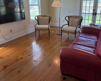 Dave Williams Farmhouse in Jennings, Louisiana - Jennings - Living room