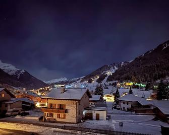 Cozy vacation apartment, great view close to the slopes - renovated in 2024 - Sankt Anton am Arlberg