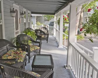 Sylvan Inn Bed & Breakfast - Glen Arbor - Patio