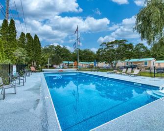 Studio cottage close to beach & golf with outdoor pool, firepit, & basketball - Kennebunk - Pool