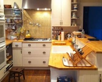 Walk to Acadia! Maine Farmhouse 2025: 3 night min May-Labor Day - Mount Desert - Kitchen