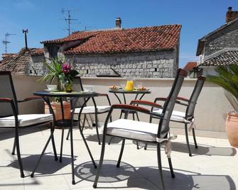 جيست هاوس روزيكا - تروجير - شرفة