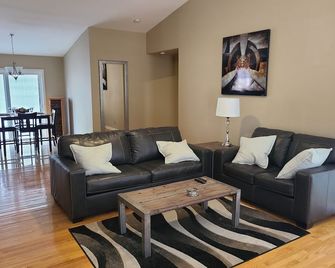 Beautiful House Near Downtown Gilbert! House is fully upgraded. - Gilbert - Living room