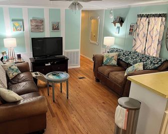 Cozy 2-bedroom in lovely Holiday a family and pet friendly home - Holiday - Living room