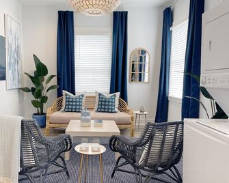 New! Stylish 1900s Renovated Duplex Apartment Building Near Forsyth & River St - Savannah - Jadalnia