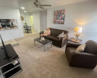 Main Level 2-bedroom 2-bathroom apartment - Mount Pleasant - Wohnzimmer