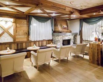 Alpholiday Dolomiti Wellness & Family Hotel - Dimaro - Lounge