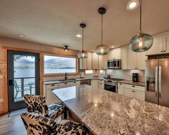 Quintessential Lake House on the shore of GL, awe-inspiring views - Grand Lake - Cocina