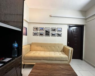Apartment - Sleeps 2 - Parking - Wifi - Karachi