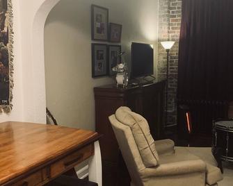 Classy Rock and Roll Suite \'Partner of Rail Explorers\' in Boone Extended Stay - Boone - Living room