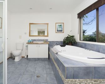 Hillcrest Mountain View Retreat - Murwillumbah - Bathroom