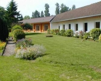hôtel les 3 fontaines - Hesdin - Außenansicht