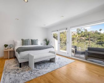 Belden View - Architectural Beauty w/ Skyline Views & Rooftop Spa - Los Angeles - Bedroom