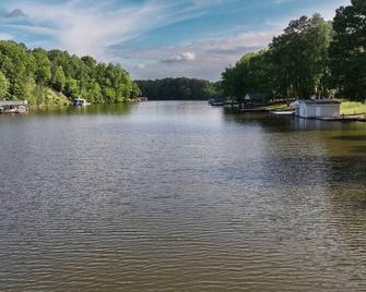Hideaway Haven - Hot Tub, Firepit & Private Dock - Roxboro - Outdoors view