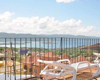 سي بريز رينتالز - مونتيغو باي - شرفة