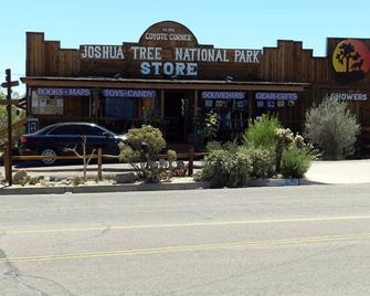 High Desert Motel Joshua Tree National Park - Joshua Tree - Outdoors view