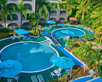 سانباي هوتل - بريدج تاون - حوض السباحة