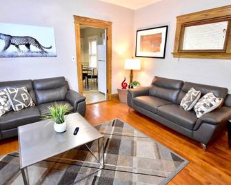 The House Hotels - Ridgewood Lower - Lakewood - 10 Minutes to Downtown - Lakewood - Living room