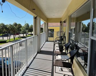 Dee Jay Beach Resort - Lauderdale-by-the-Sea - Balcony