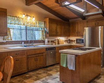 Garner House: Secluded woodland home; spacious & comfortable, in natural setting - Cave Junction - Kitchen
