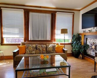 \'Sunny Studio Retreat, Steps from Downtown\' - Everett - Living room