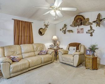 Alabama River Retreat: Dock, Fire Pit, Grill! - Camden - Living room