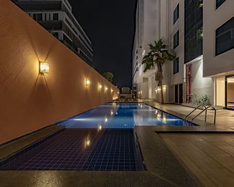 RPJ Hotel Rajkot - Rajkot - Zwembad