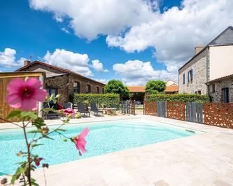 Le Domaine Des Ecoliers B&b - Boufféré - Piscine