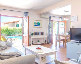 Beautiful villa with spacious terrace and private swimming pool, on the Croatian island of Hvar - Hvar - Pokój dzienny