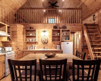 Little Red Cabin On The Lake - Canoe, Swim, Fish & Toast Marshmallows - Waterford - Comedor