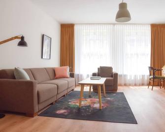 Beautiful first and second floor apartment in historic Leiden - Leiden - Sala de estar