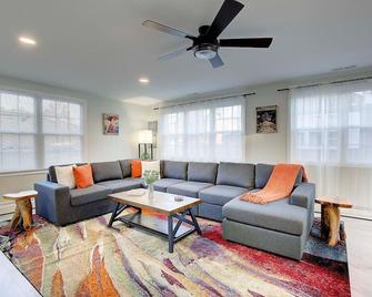 Anne and Freds Leonardtown Home - Leonardtown - Living room