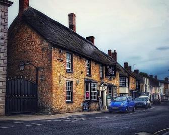 The George Hotel - Castle Cary - Building