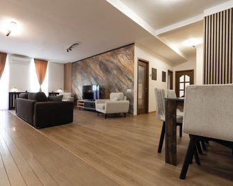 Nest Inn Acajou Apartment - Baia Mare - Vardagsrum