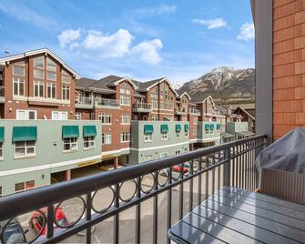 Newly renovated Blue Sky - Family Fun - 2 Bed -2 Bath - Canmore - Balcón