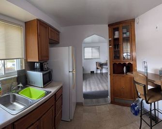 Charming 2-Bedroom Ranch Style Home With Spacious Backyard in Washington PA - Washington - Kitchen