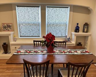 Spacious Home near Downtown San Leandro - San Leandro - Dining room
