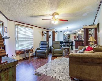 1 Mi to Lake Texoma: Peaceful Kingston Getaway - Kingston - Living room