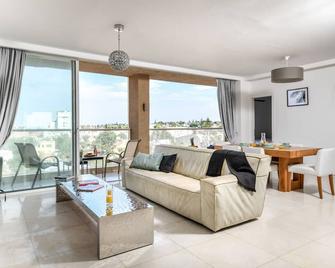 Modern Gem with Stunning Balcony by Sea N' Rent - Herzliya - Living room