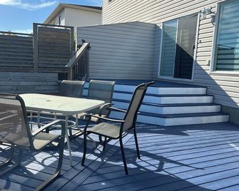 Spacious duplex - Camrose - Balcón