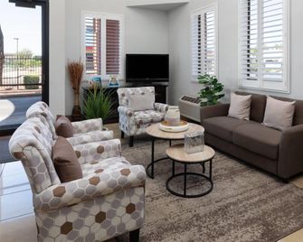 Super 8 by Wyndham Tucson/Grant Road Area AZ - Tucson - Vardagsrum