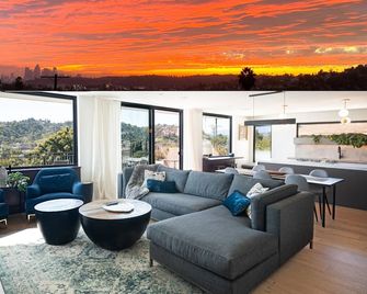 LA Hillside House dramatic views, super clean. 2bed/2bath - Los Ángeles - Sala de estar