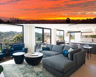 LA Hillside House dramatic views, super clean. 2bed/2bath - לוס אנג'לס - סלון