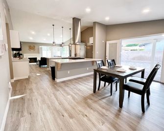 Charming 2bed 1bath Private pool self check-in Medical Center Downtwon Disney - Ontario - Comedor