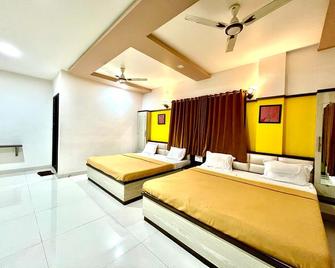 Hotel The Grapecity - Junnar - Bedroom